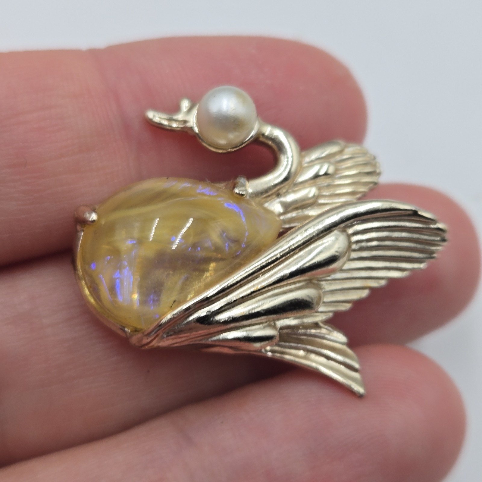 Vintage Weiss Swan Brooch Pin Faux Pearl Iridescent Jelly Belly Gold Tone 35$